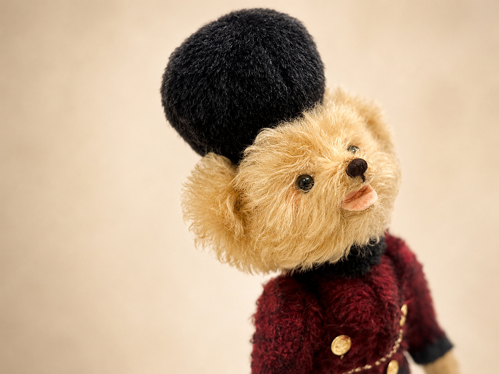 Teddy Castle 得獎作品 黑帽紅衣泰迪熊 Artist Bear 泰迪熊藝術作品